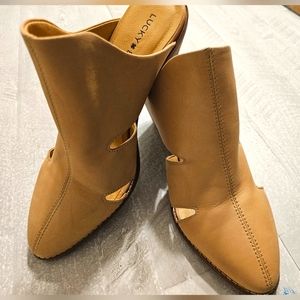 Tan open boot style